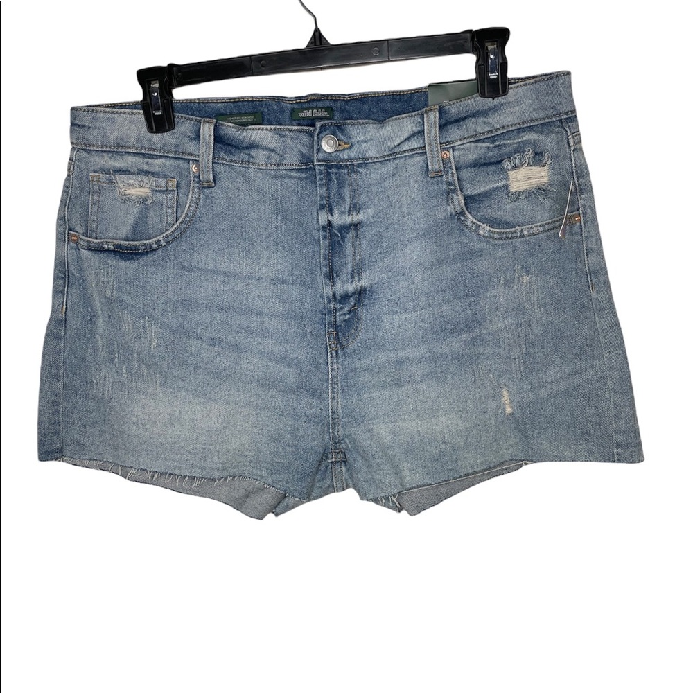 NWT Wild Fable High Rise Mom Shorts Denim Distressed Raw Hem size 18/ 34…